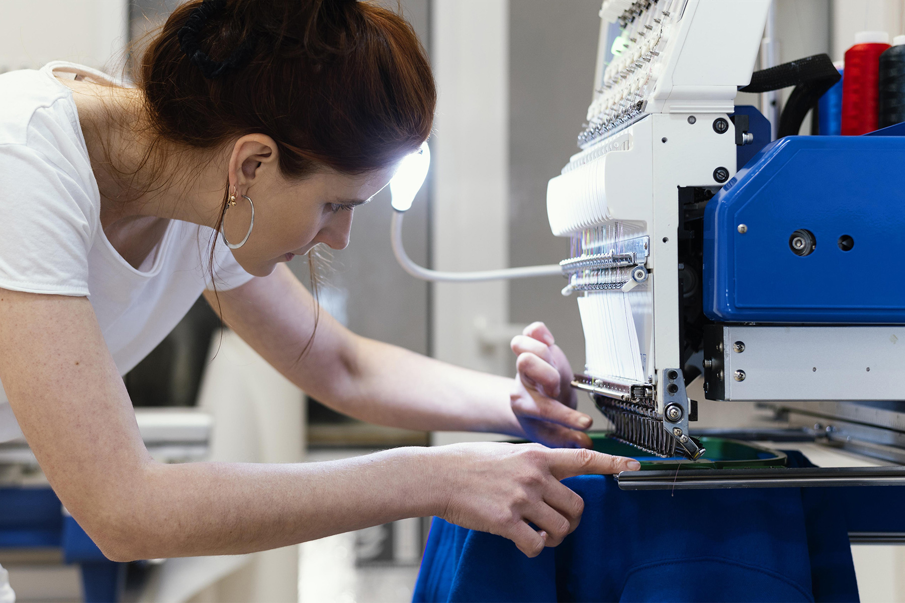 Fabrication d'un polo en France dans une usine textile